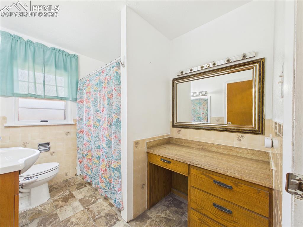 Image 21 of 39: Bathroom