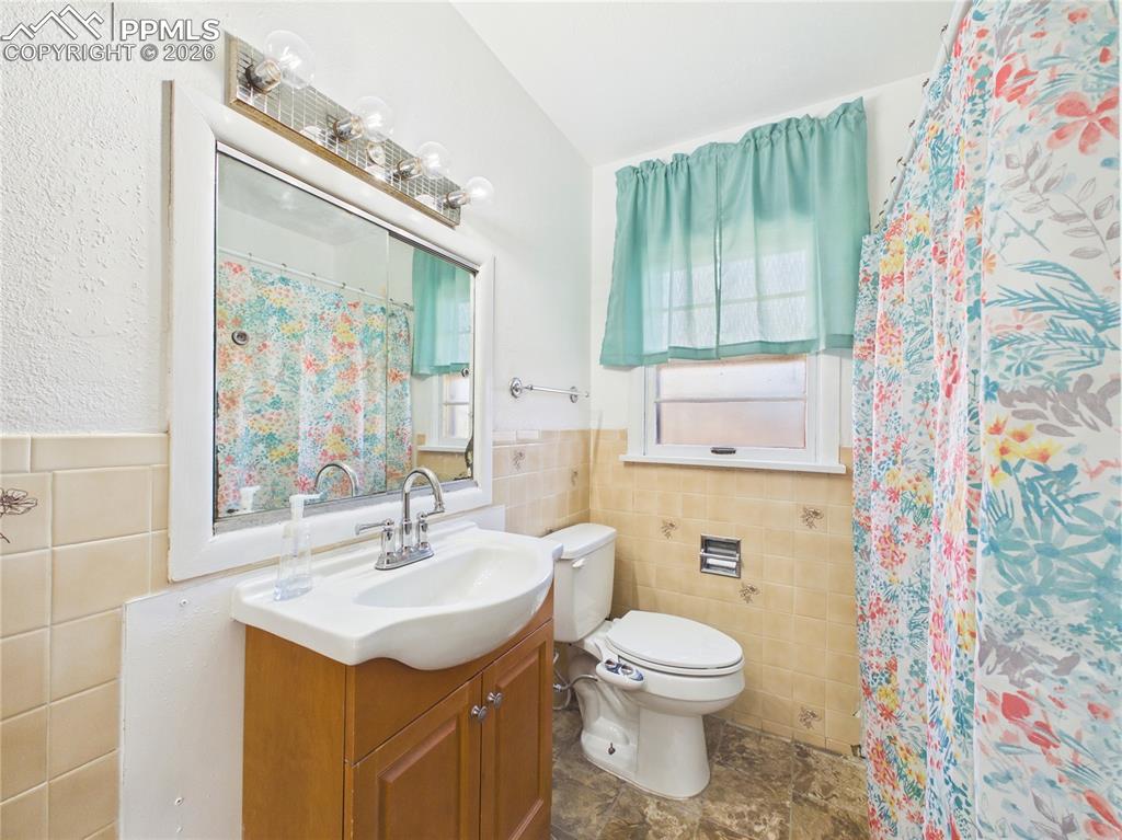 Image 22 of 39: Bathroom