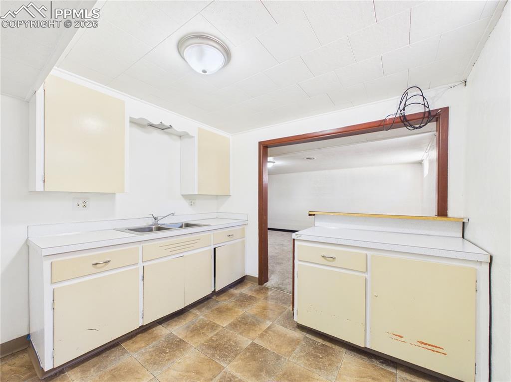 Image 27 of 39: Kitchen