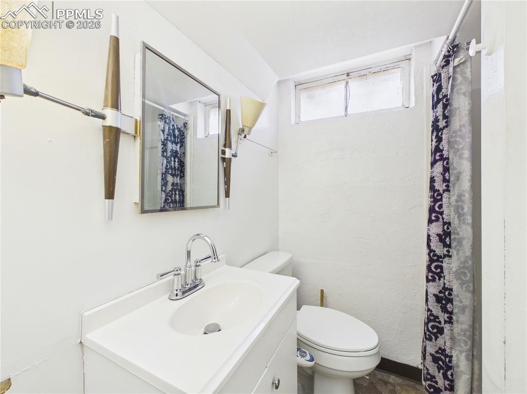 Image 29 of 39: Bathroom