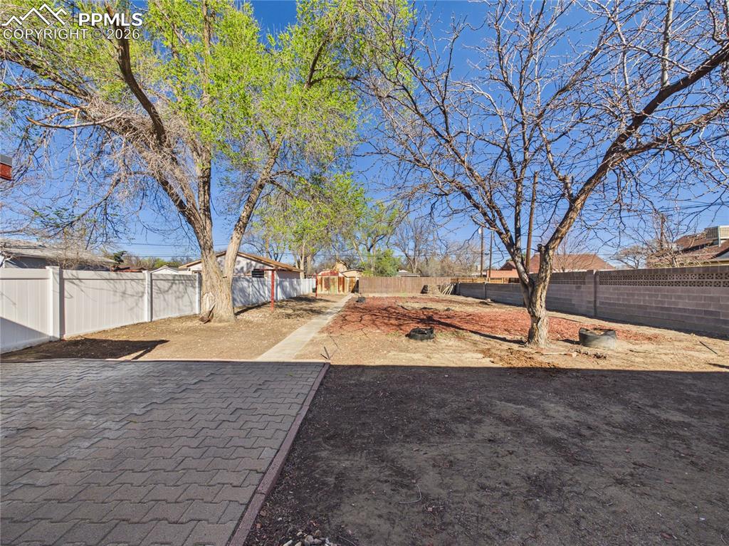 Image 35 of 39: Yard