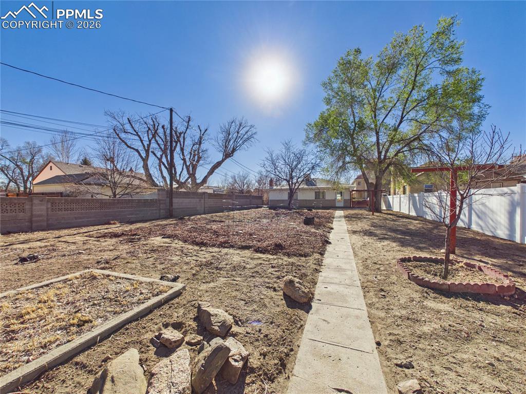 Image 37 of 39: Yard