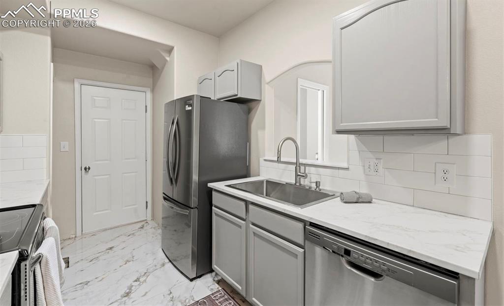 Image 10 of 23: Kitchen