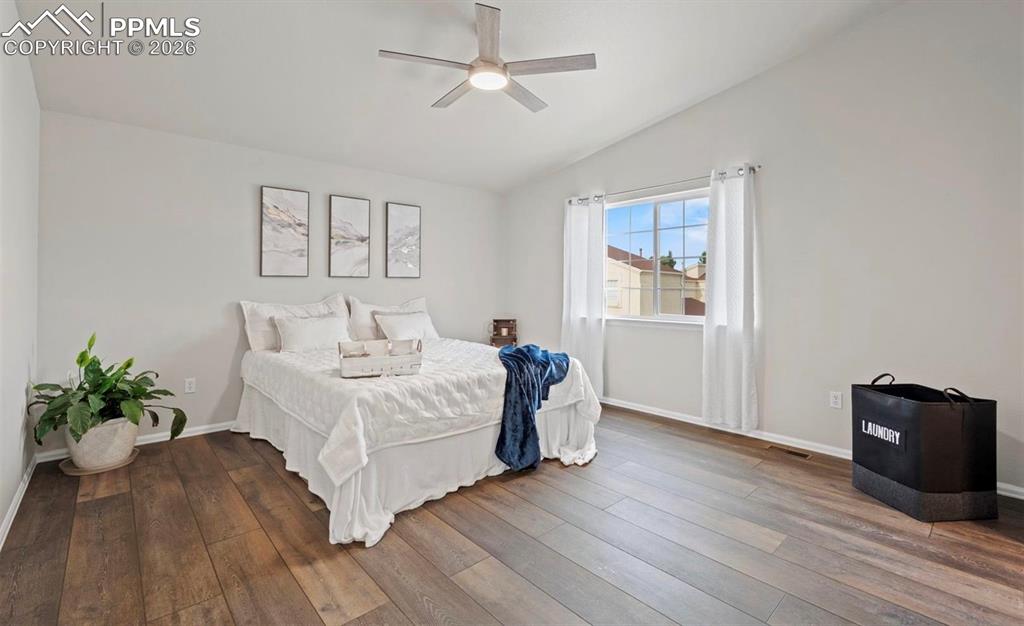 Image 13 of 23: Bedroom