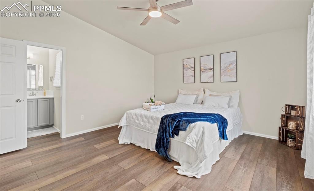 Image 14 of 23: Bedroom