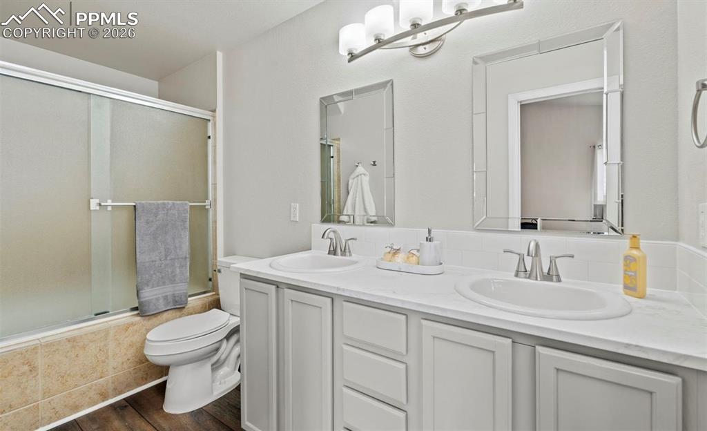 Image 17 of 23: Bathroom