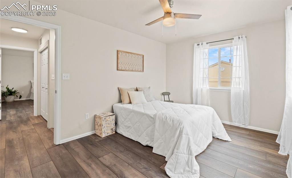 Image 19 of 23: Bedroom