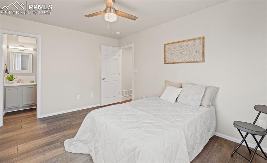 Image 20 of 23: Bedroom