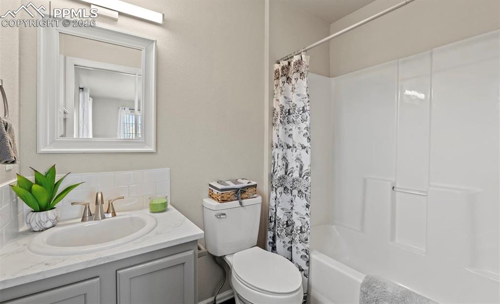 Image 21 of 23: Bathroom