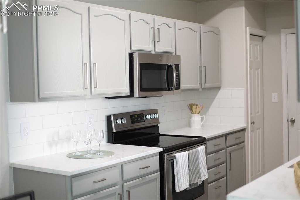 Image 26 of 28: Kitchen
