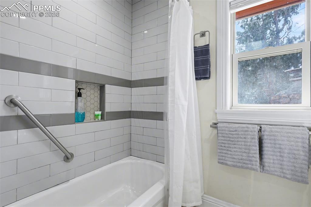 Image 17 of 29: Bathroom