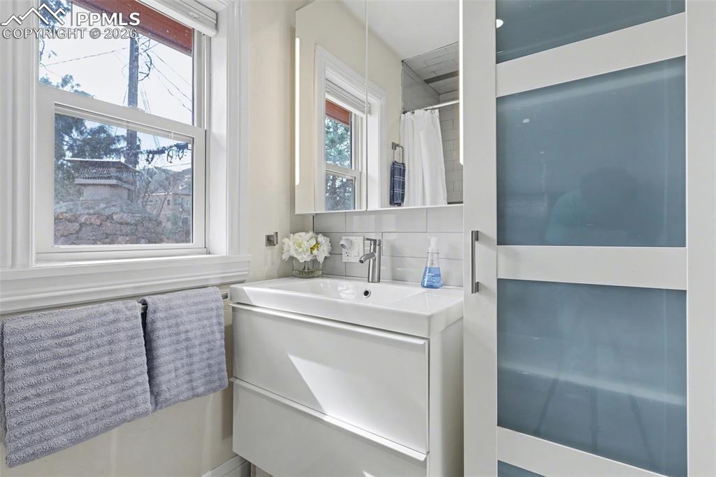 Image 18 of 29: Bathroom