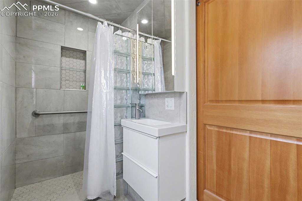 Image 19 of 29: Bathroom