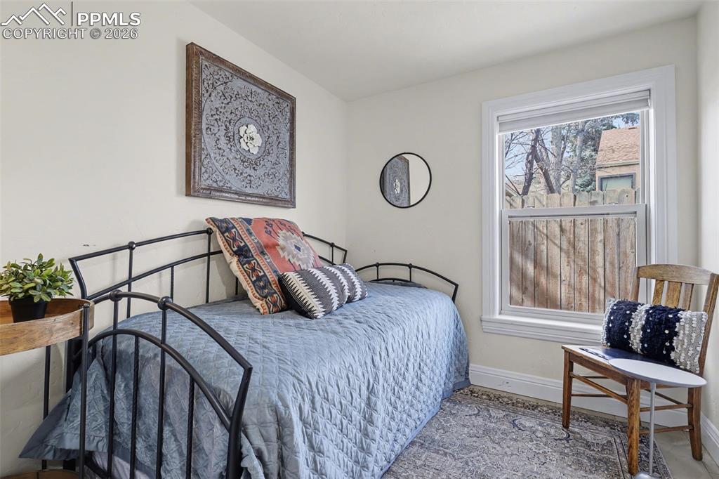 Image 23 of 29: Bedroom