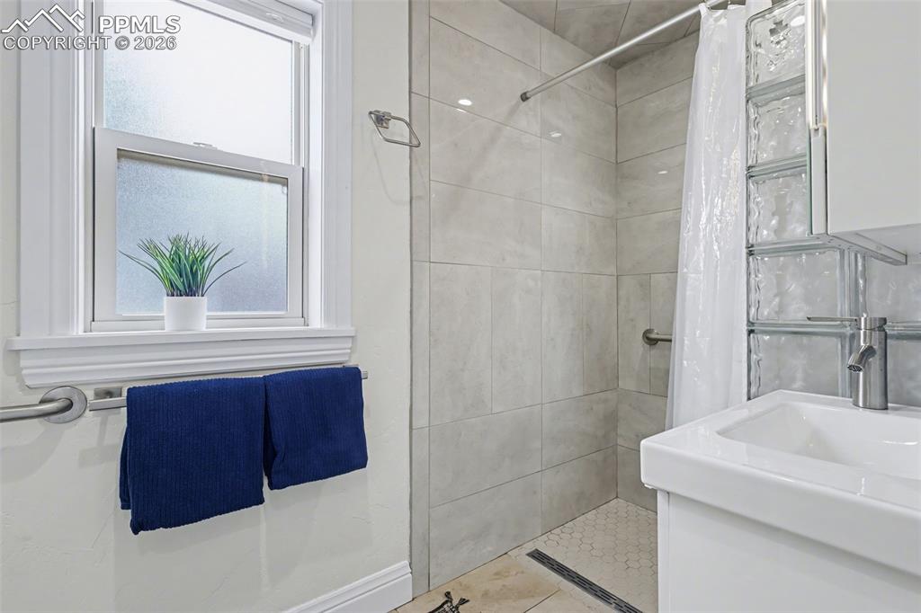 Image 24 of 29: Bathroom