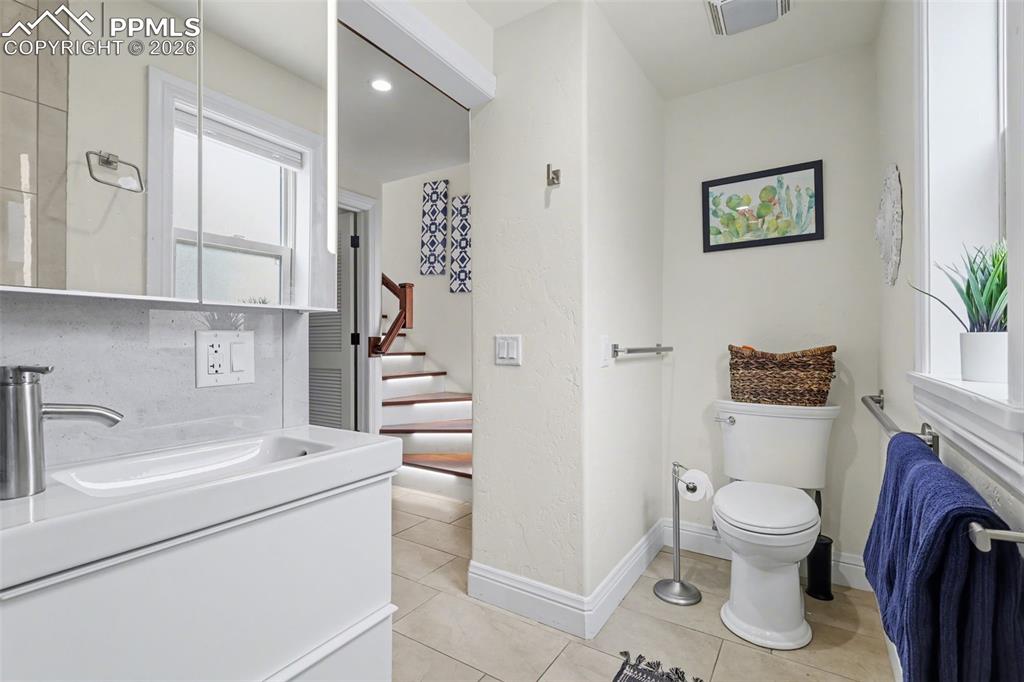 Image 25 of 29: Bathroom