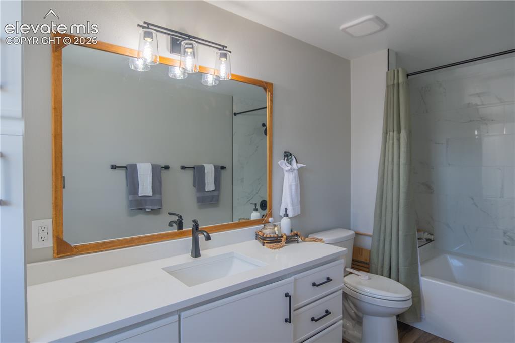 Image 21 of 44: Bathroom