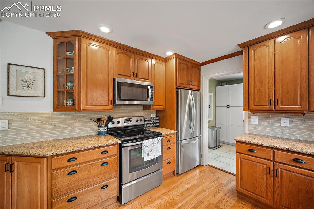 Image 11 of 50: Kitchen