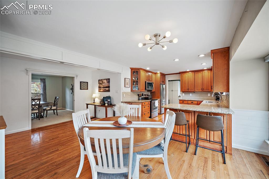 Image 16 of 50: Dining Area