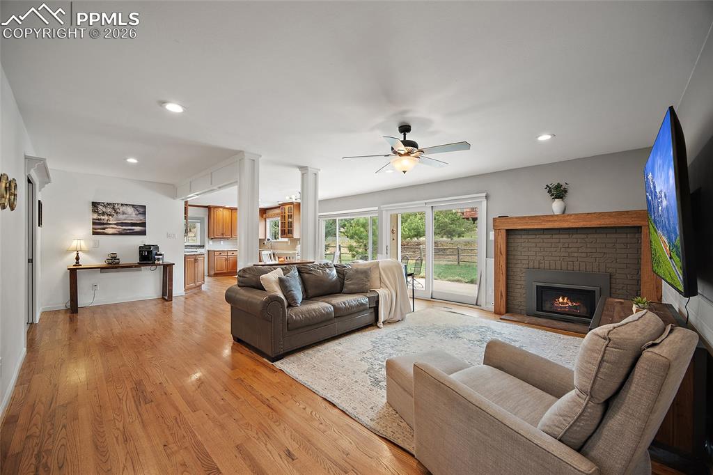 Image 17 of 50: Living Room