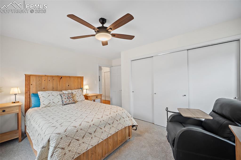 Image 18 of 50: Bedroom