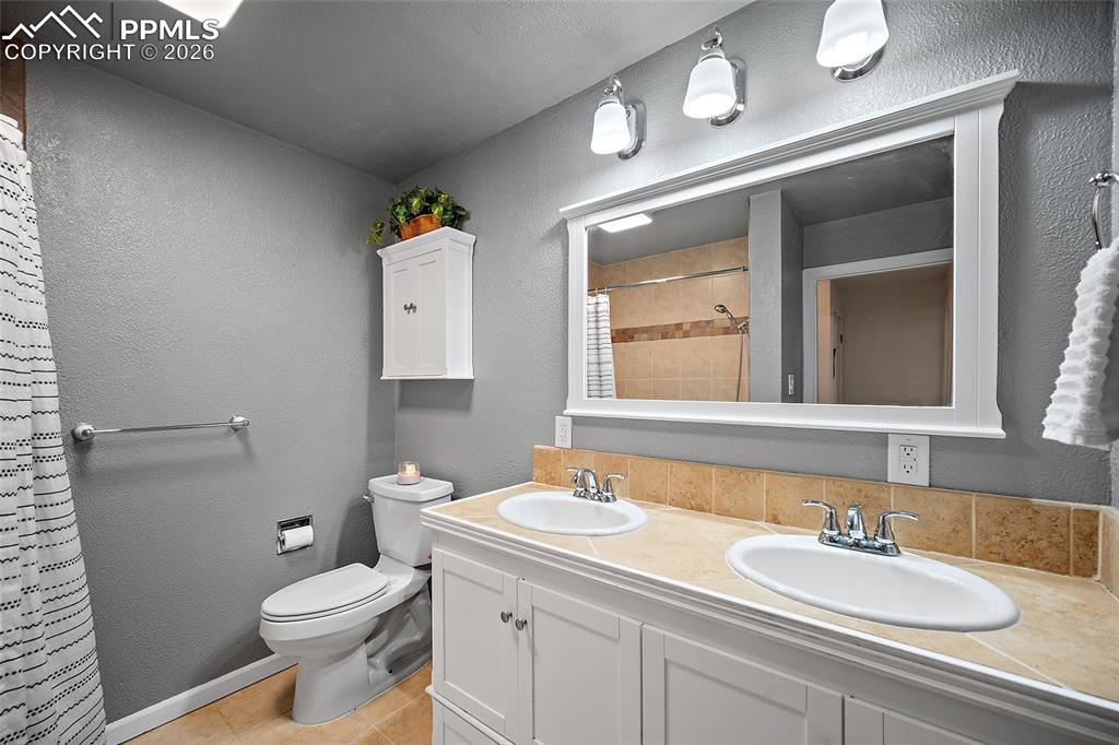 Image 19 of 50: Bathroom