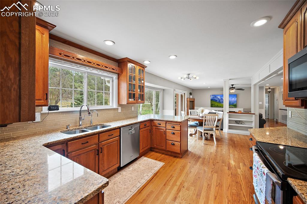 Image 3 of 50: Kitchen