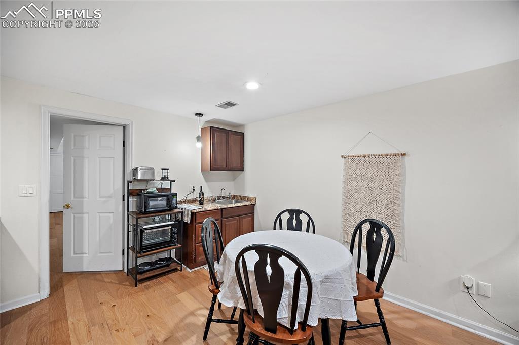 Image 30 of 50: Dining with Wet Bar