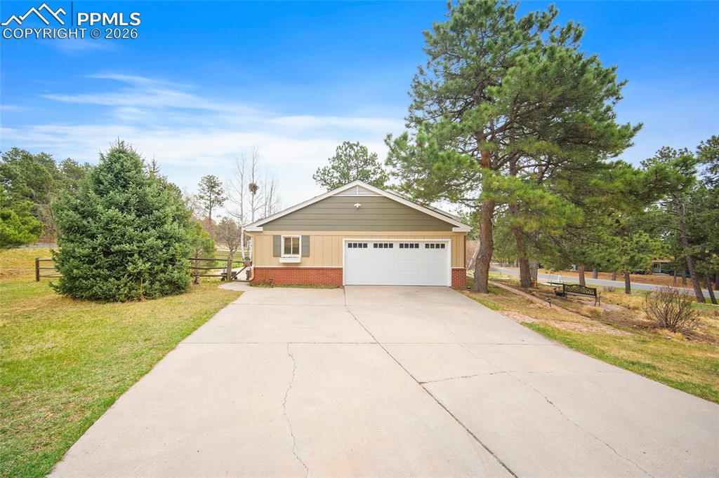 Image 34 of 50: Parking