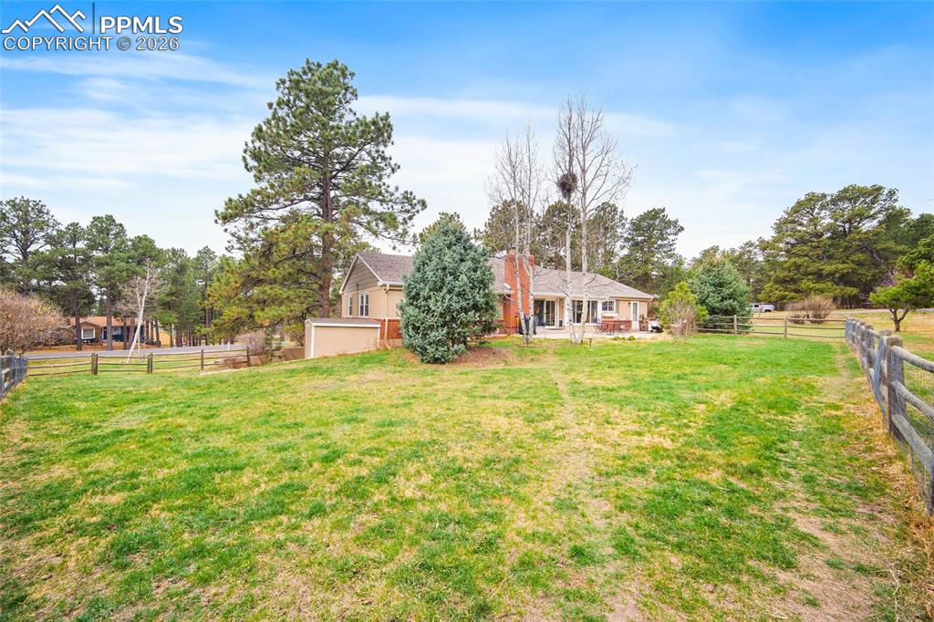 Image 39 of 50: Yard