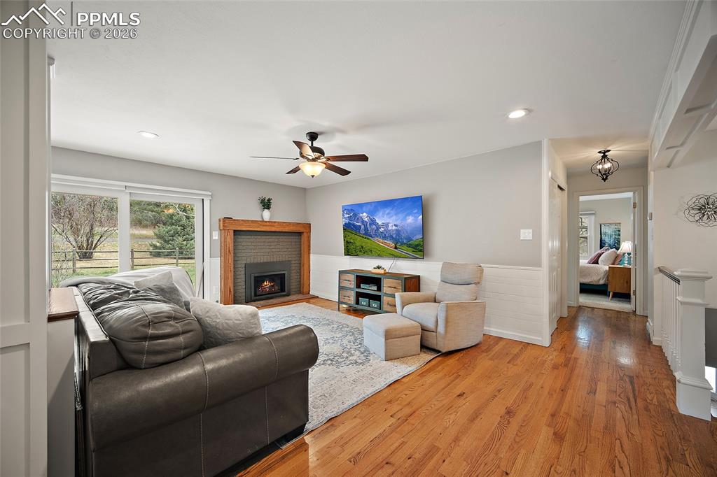 Image 4 of 50: Living Room