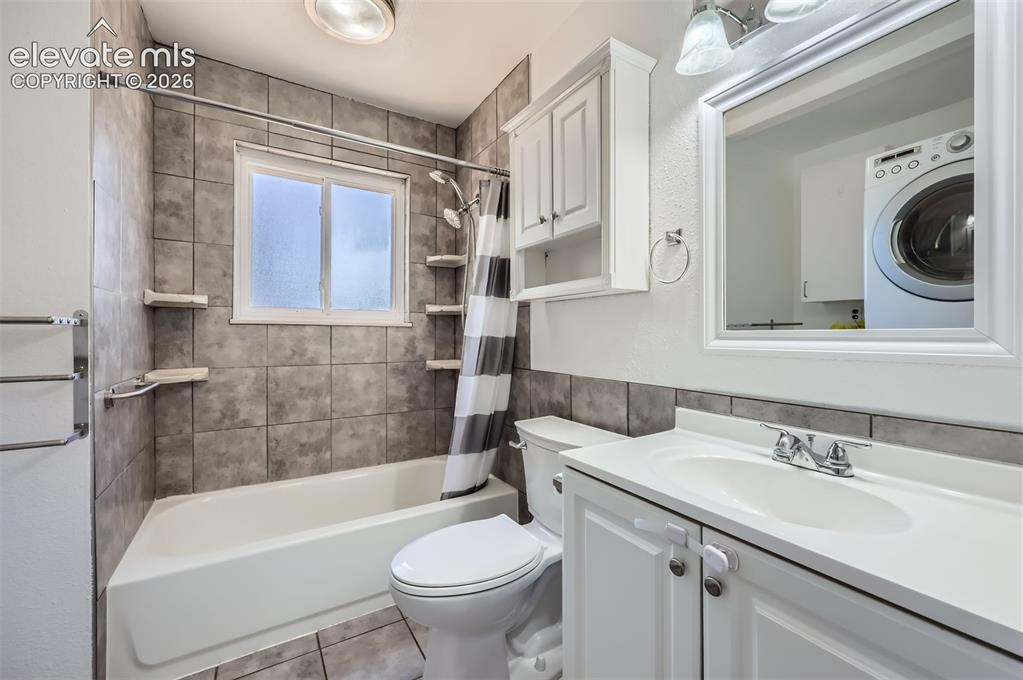 Image 18 of 22: Bathroom