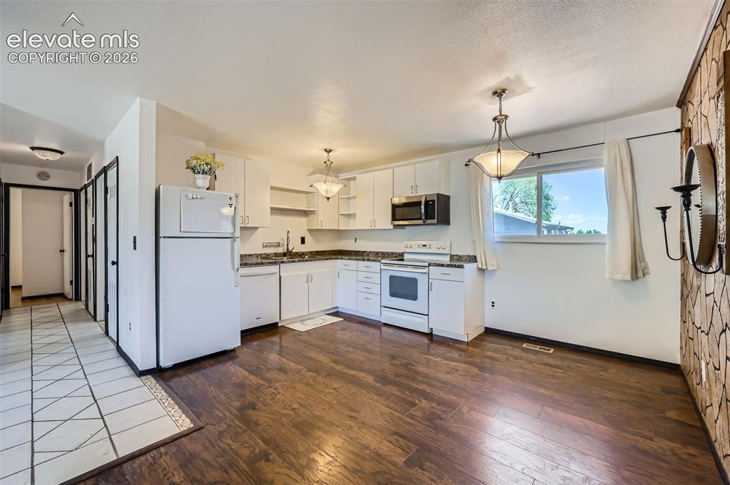 Image 4 of 22: Kitchen