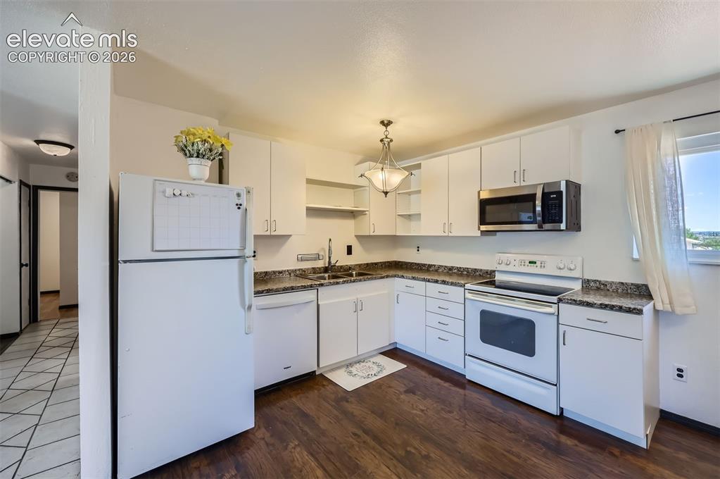 Image 6 of 22: Kitchen