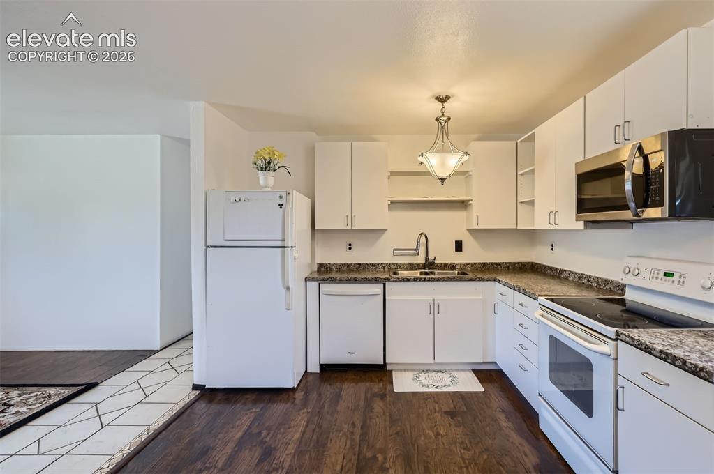 Image 7 of 22: Kitchen