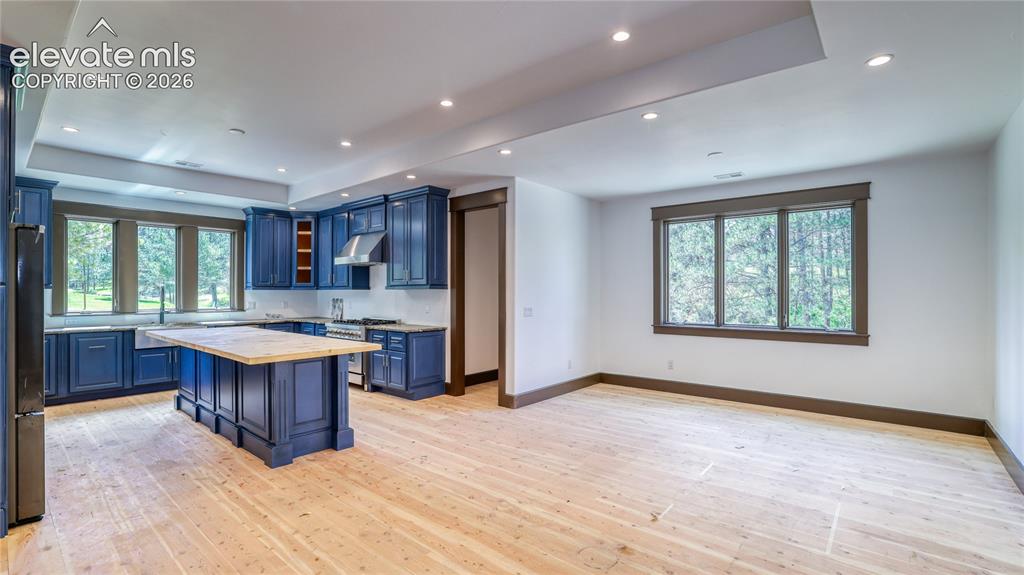 Image 12 of 37: KITCHEN/DINING AREA