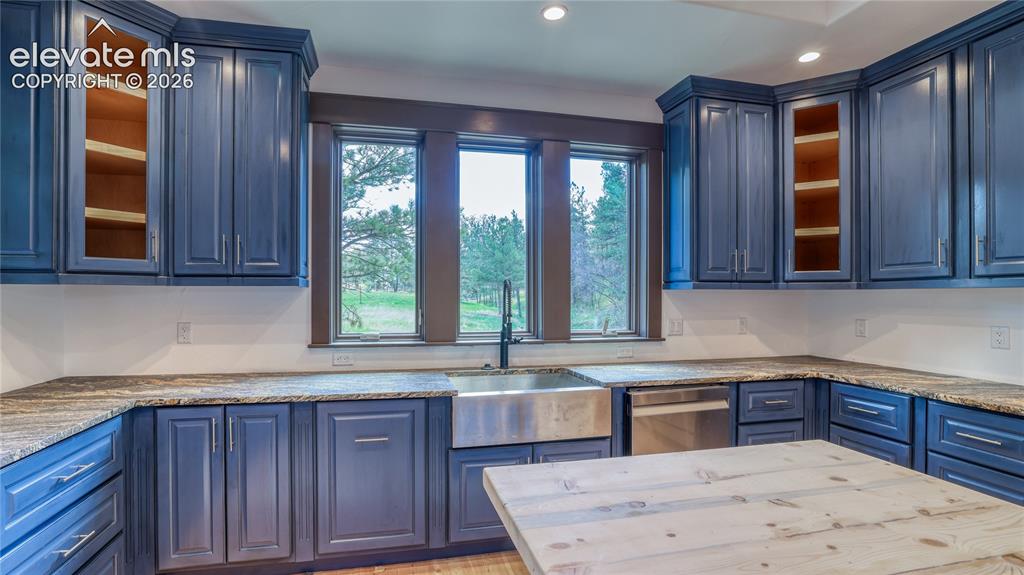 Image 18 of 37: KITCHEN/DINING AREA
