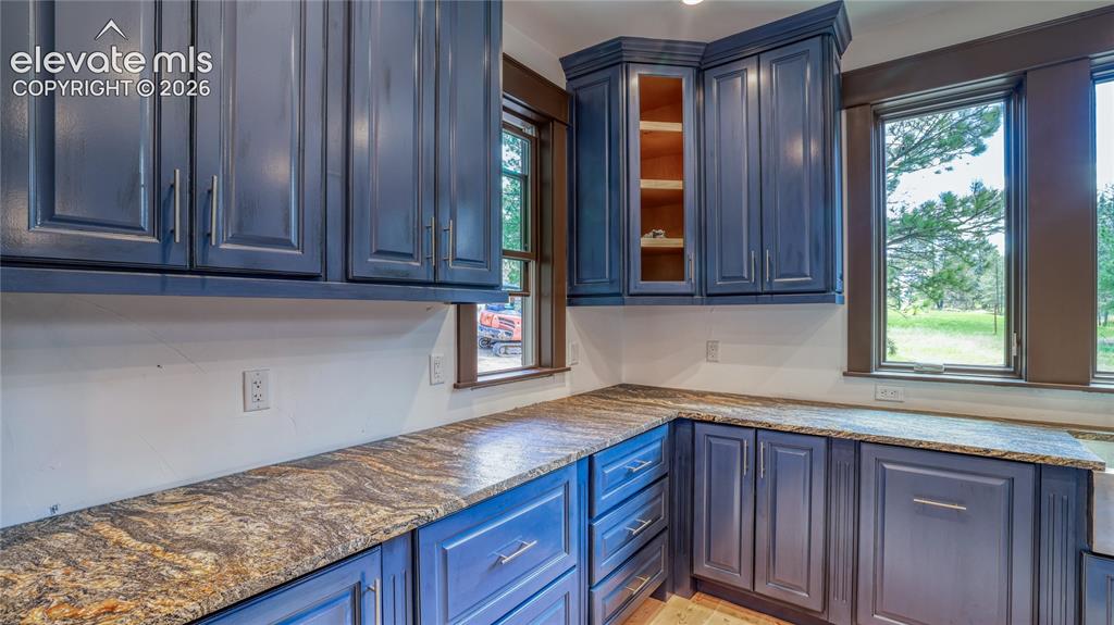Image 19 of 37: Kitchen
