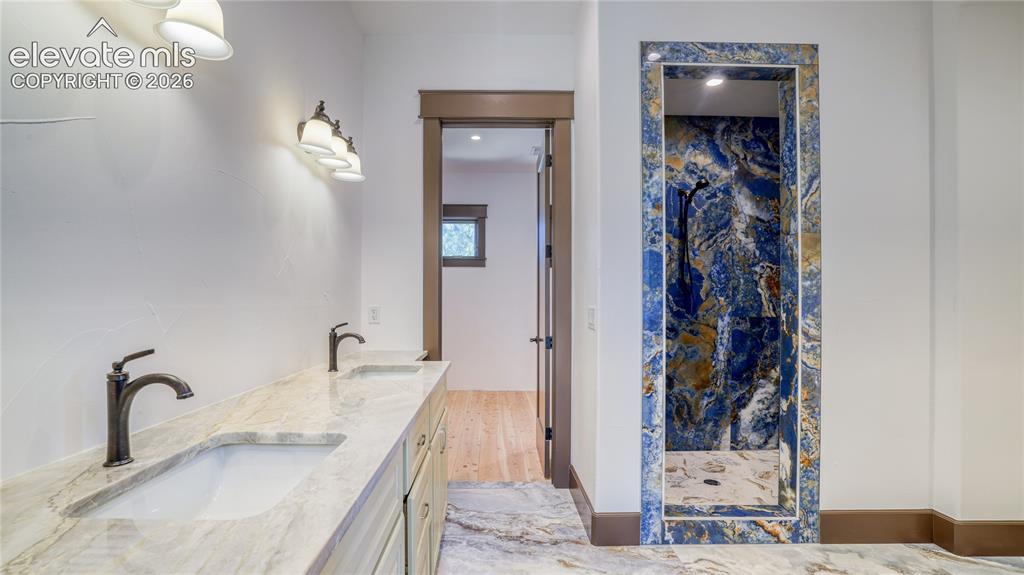Image 20 of 37: 2ND LEVEL ENSUITE BATHROOM