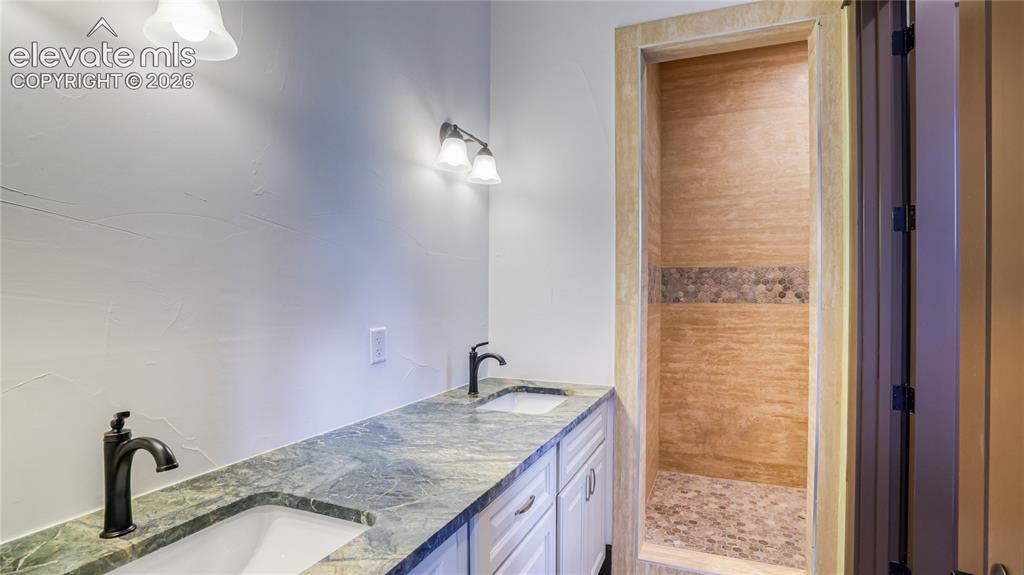 Image 22 of 37: MAIN LEVEL ENUITE BATHROOM