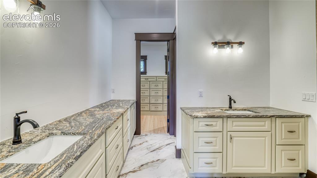 Image 23 of 37: MAIN LEVEL ENSUITE BATHROOM