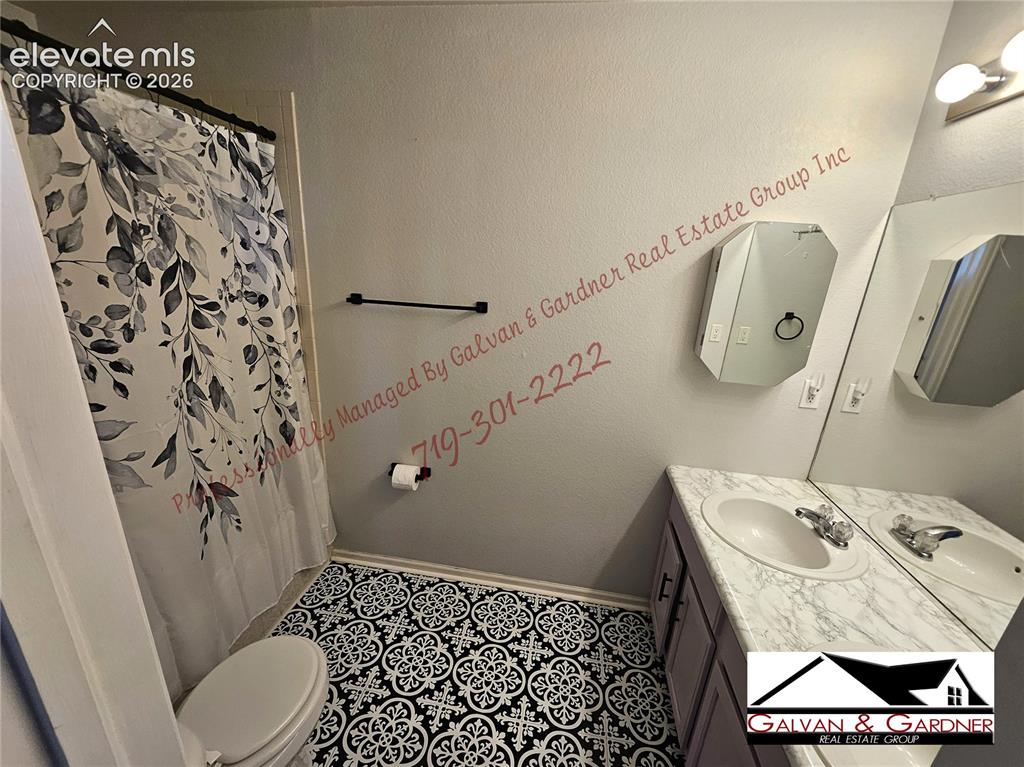 Image 11 of 16: Bathroom