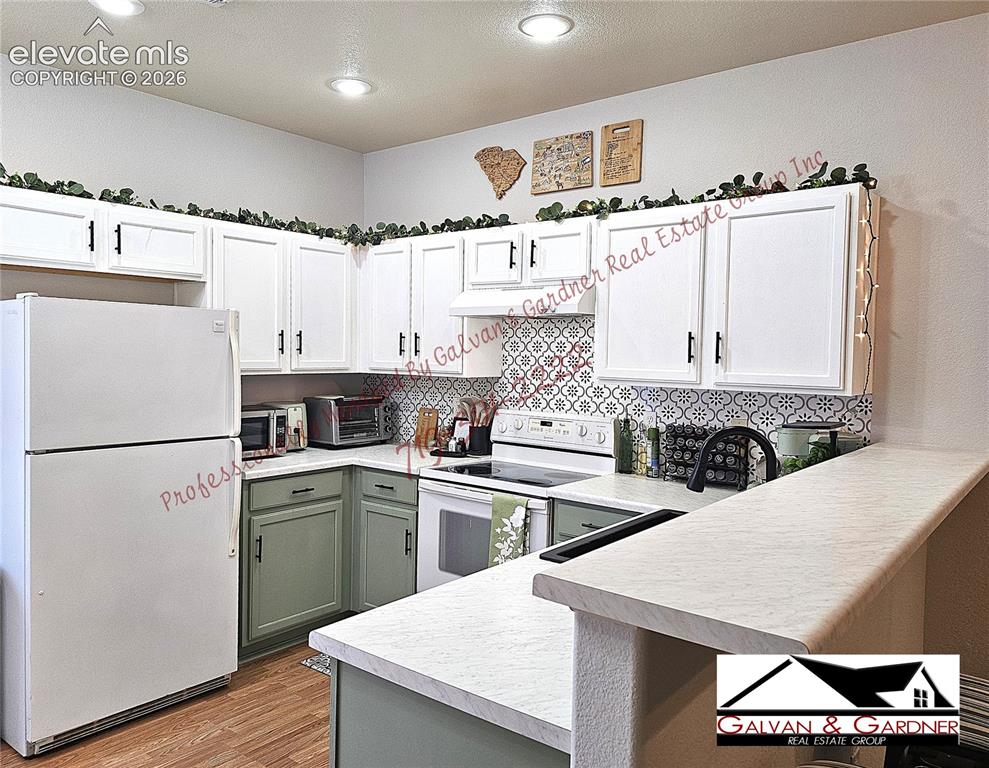 Image 3 of 16: Kitchen