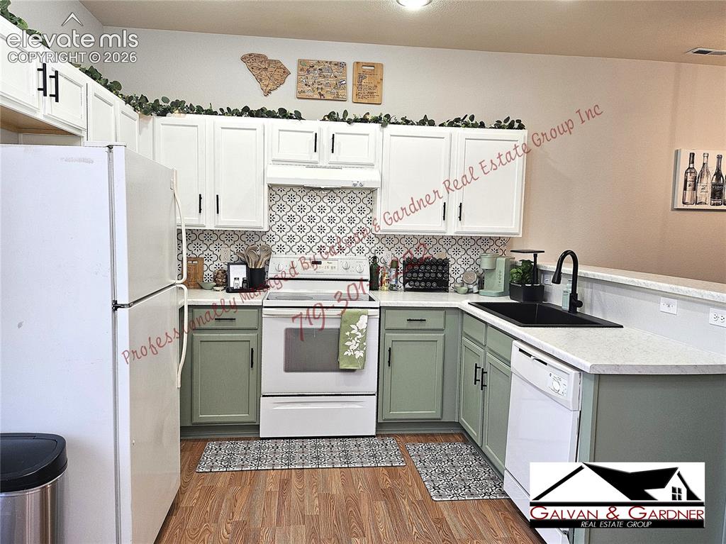 Image 4 of 16: Kitchen