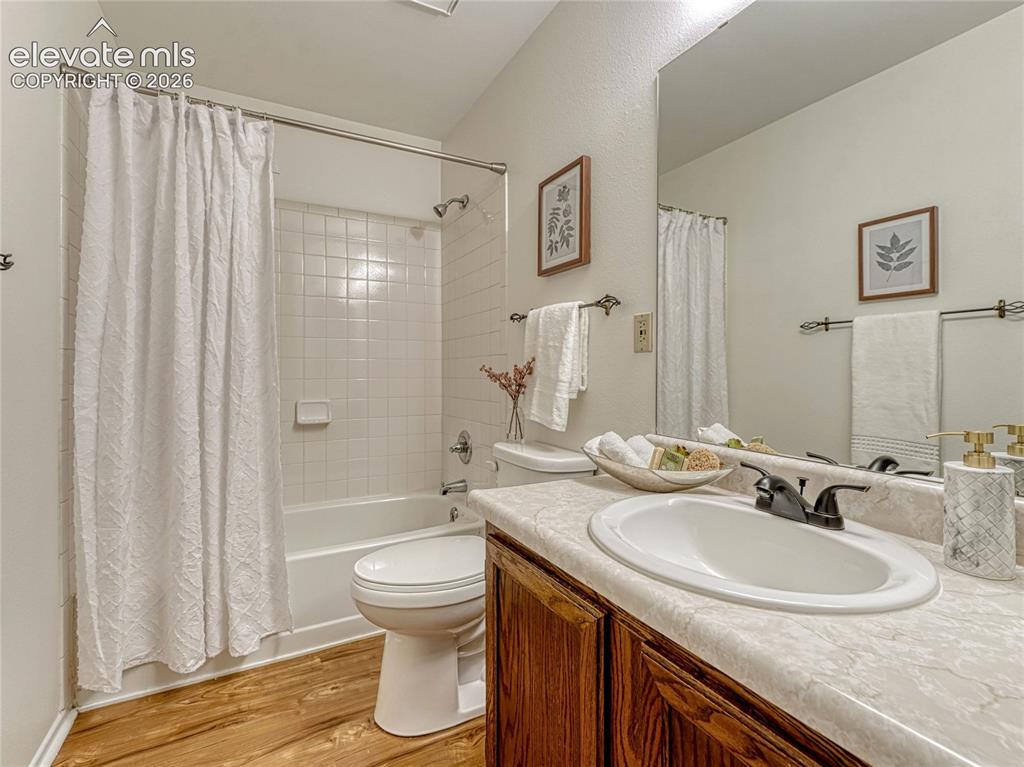 Image 15 of 27: Bathroom