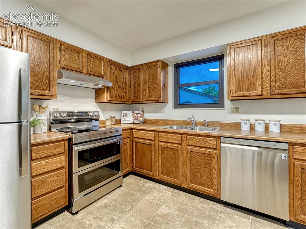 Image 3 of 27: Kitchen