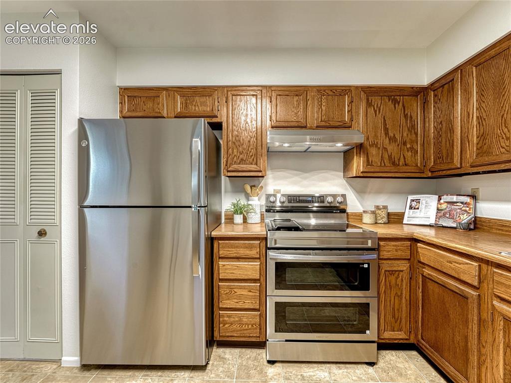 Image 7 of 27: Kitchen