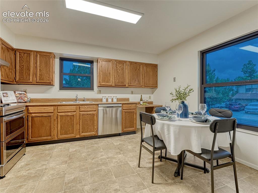 Image 8 of 27: Kitchen