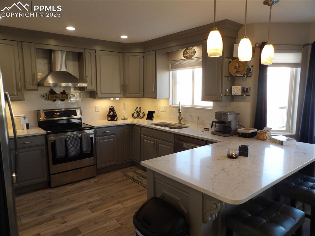 Image 15 of 32: Kitchen