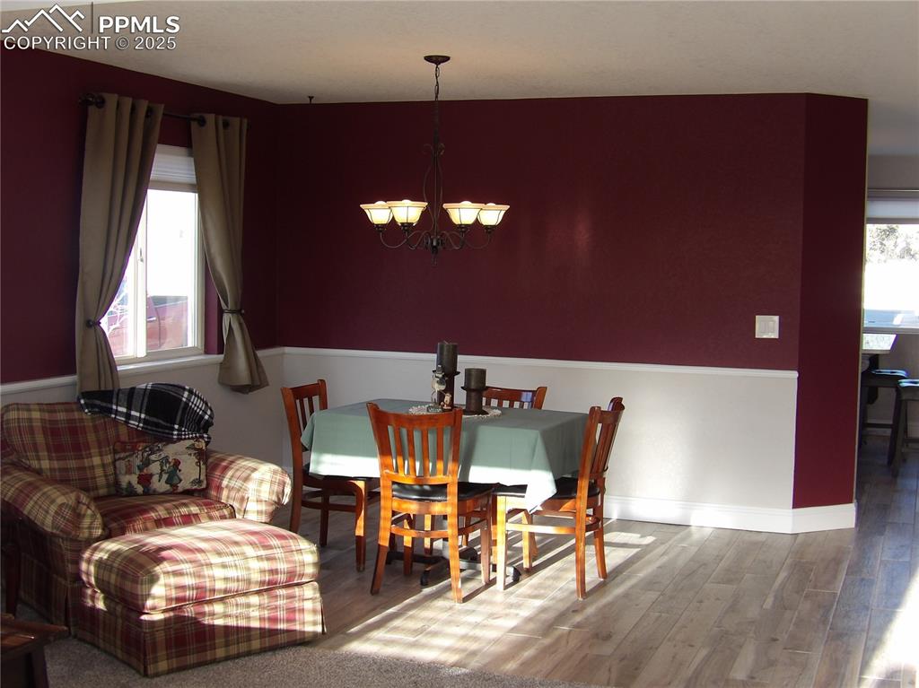 Image 18 of 32: Dining Area